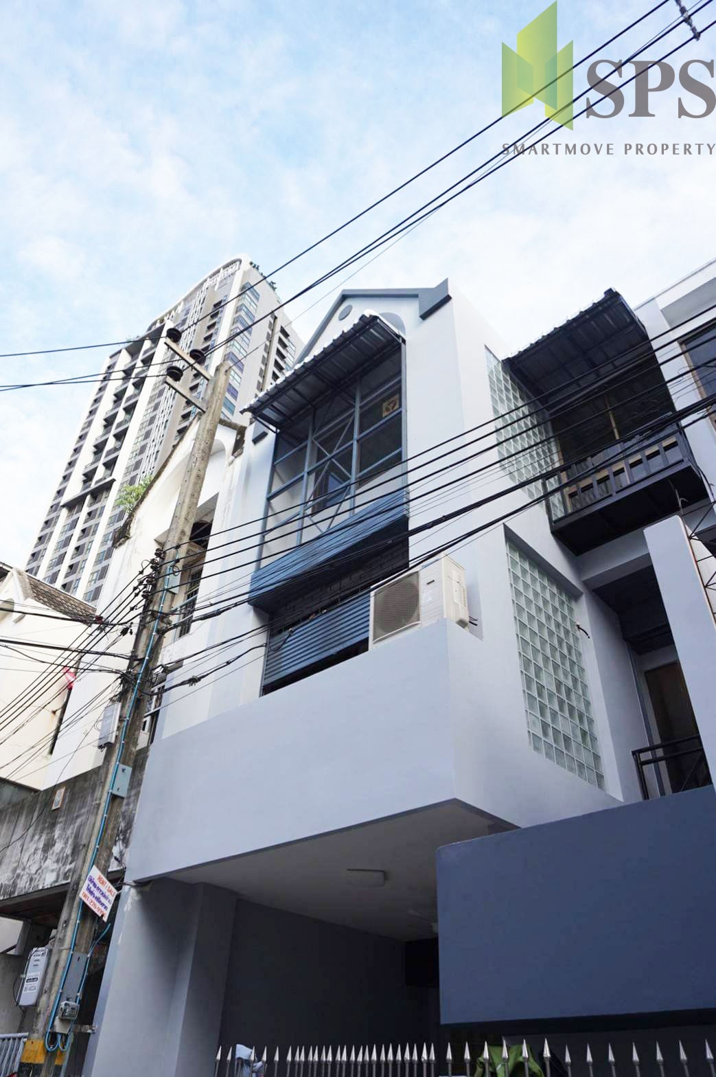 Renovate Town Home (renting the whole building)company contract next to BTS Phra Khanong for RENT ( SPSP221)