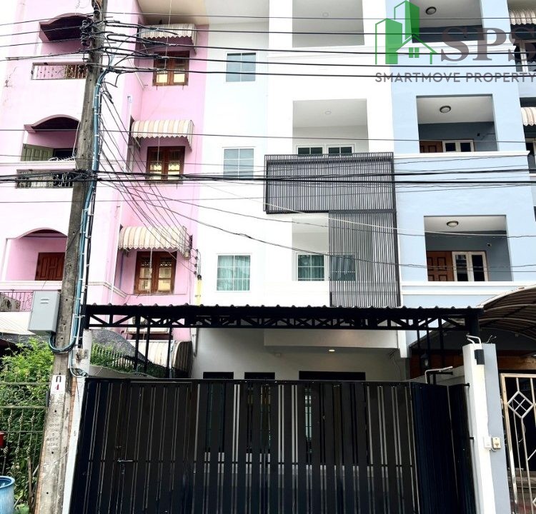 Townhome for rent in Soi Pridi Banomyong 14. (SPSAM517) 01