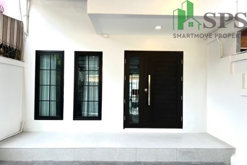 Townhome for rent in Soi Pridi Banomyong 14. (SPSAM517) 03