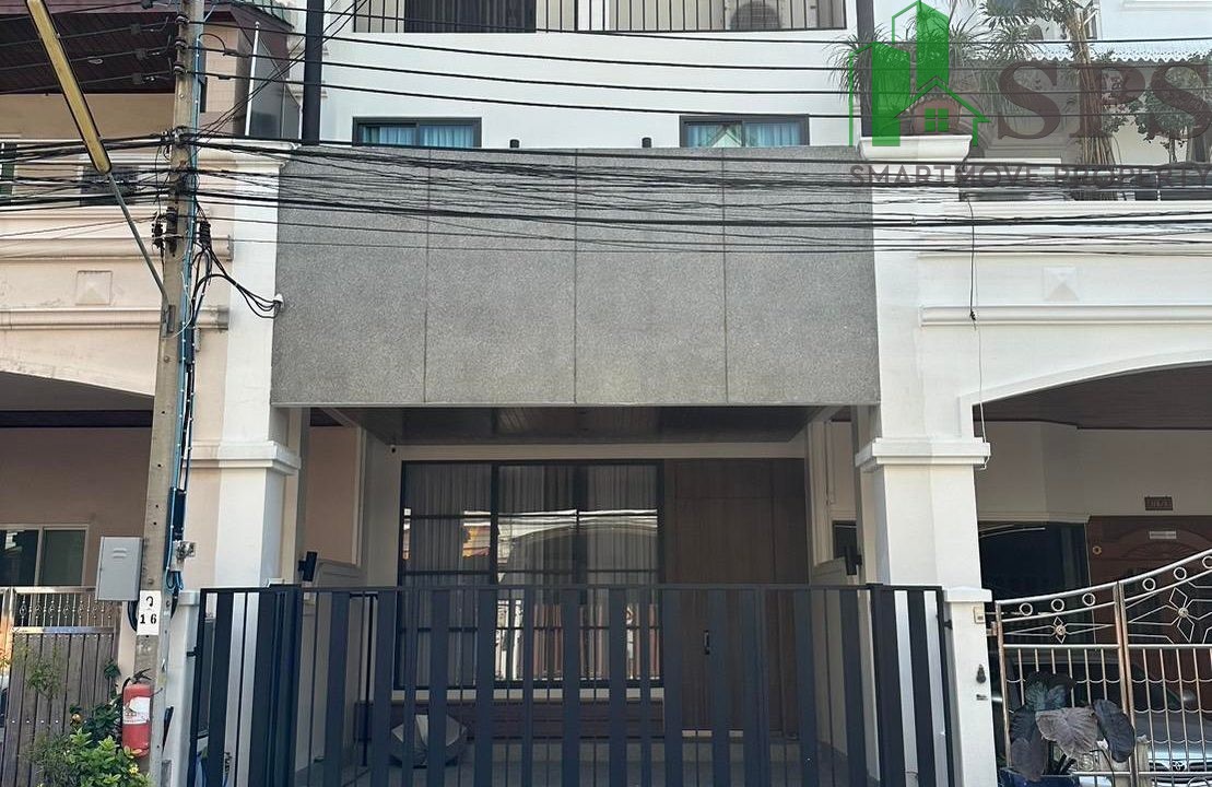Townhome for rent located in Soi Nonsi 14. (SPSAM503) 01