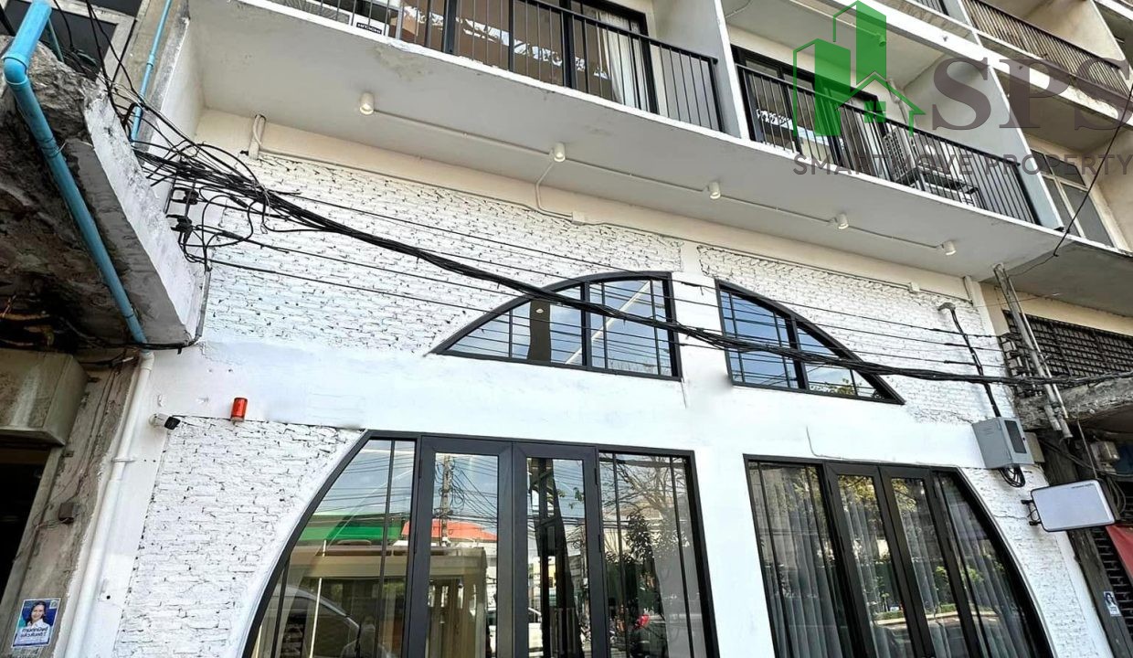 Commercial building for rent at Larn Luang Road. (SPSAM635) 01
