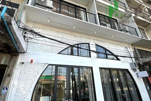 Commercial building for rent at Larn Luang Road. (SPSAM635) 01