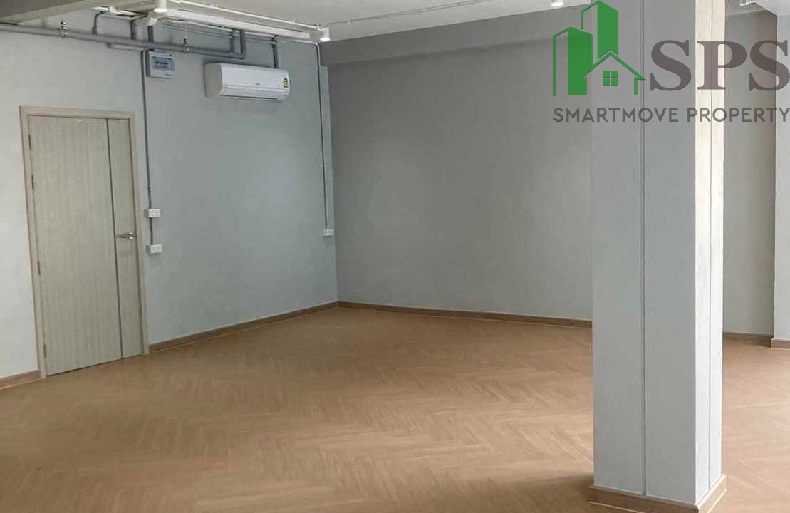 Commercial building for rent at Larn Luang Road. (SPSAM635) 09