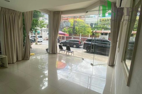 Commercial building for rent near BTS Phrom Phong. (SPSAM609). 02