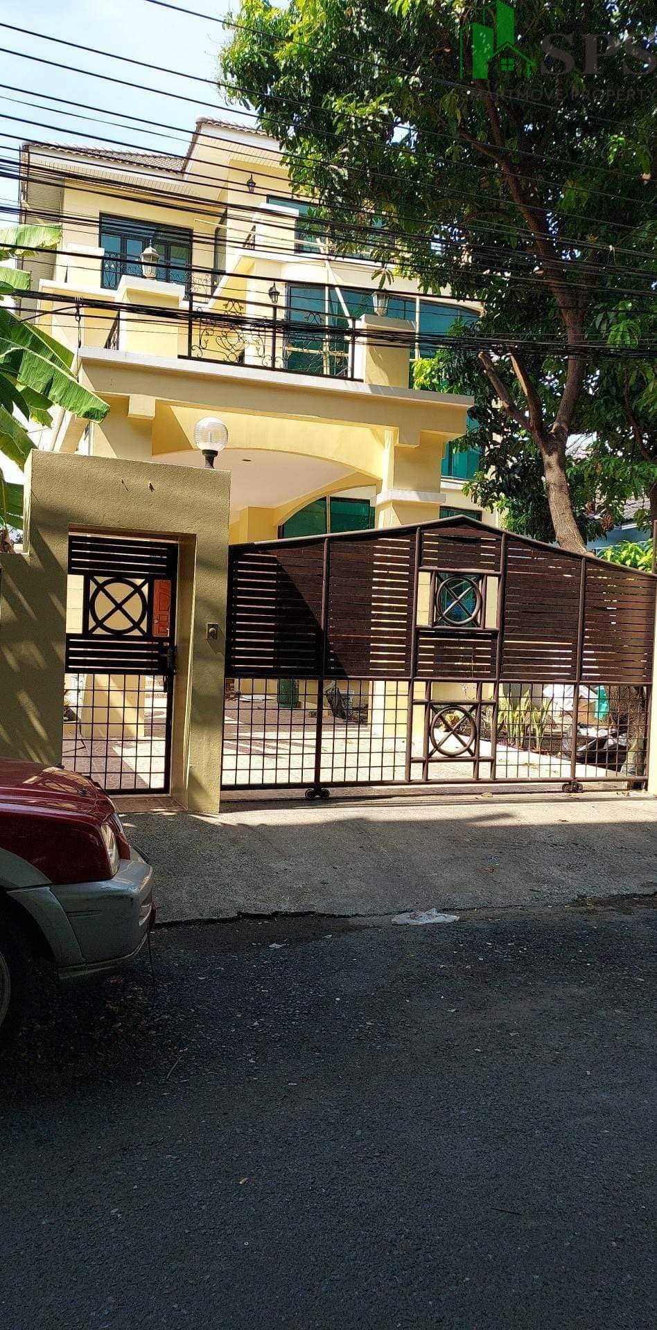 Single house for rent at Ratchaprarop Road. (SPSAM598)