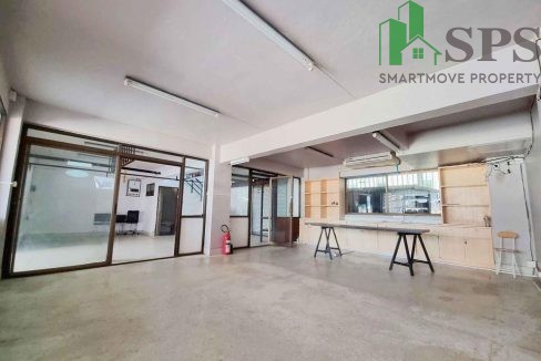 Office building for rent near Ratchada-Ladprao intersection. (SPSAM651). 02