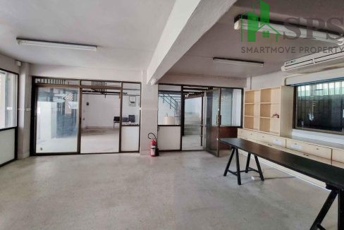 Office building for rent near Ratchada-Ladprao intersection. (SPSAM651). 03