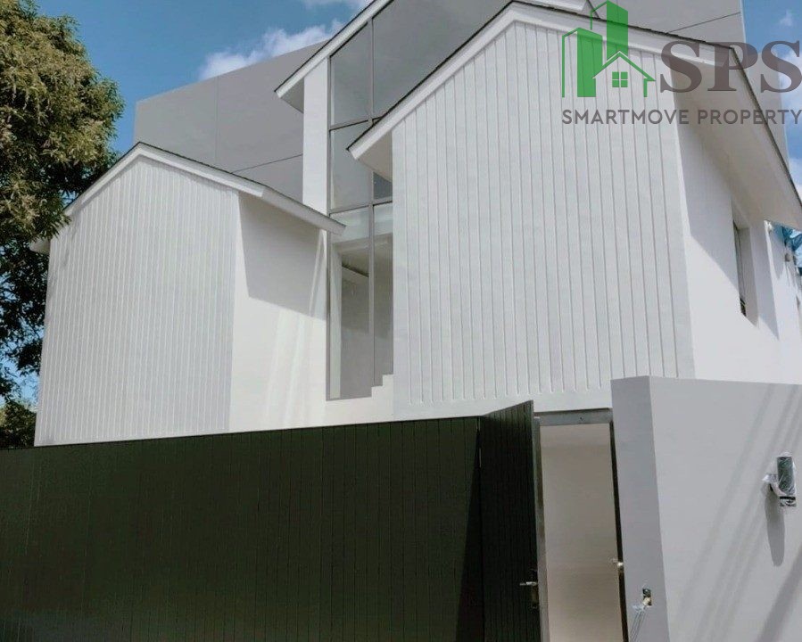 Single house for rent at Sukhumvit 71. (SPSAM613) 01