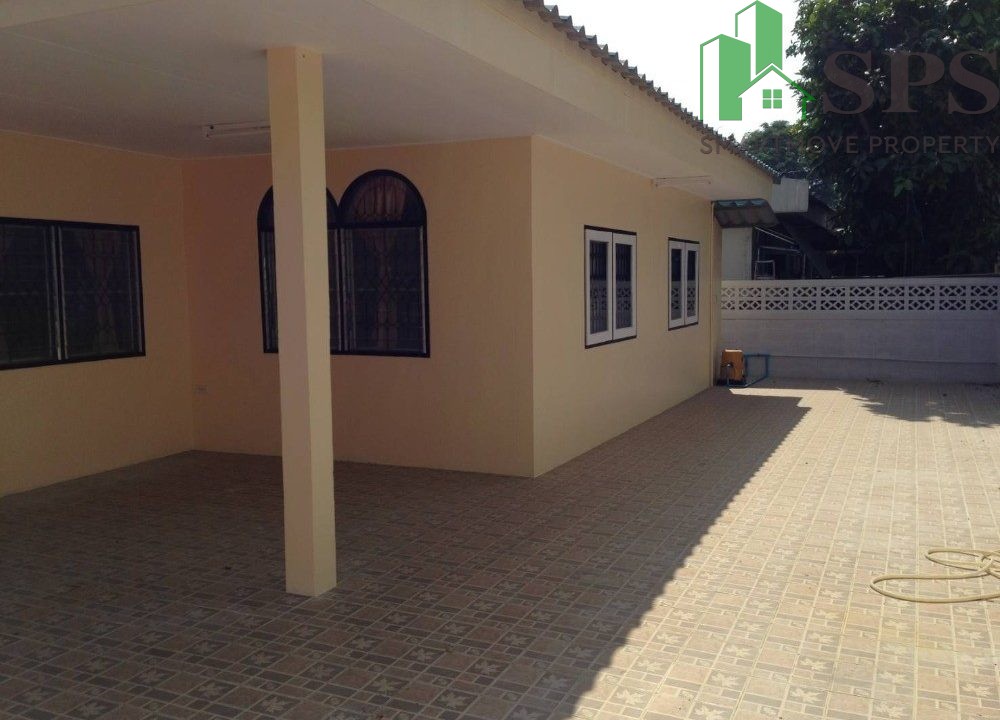 Single house for rent in Soi Chokchai 4. (SPSAM671). 02