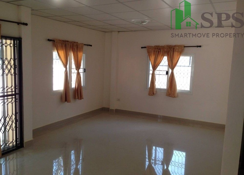 Single house for rent in Soi Chokchai 4. (SPSAM671). 09