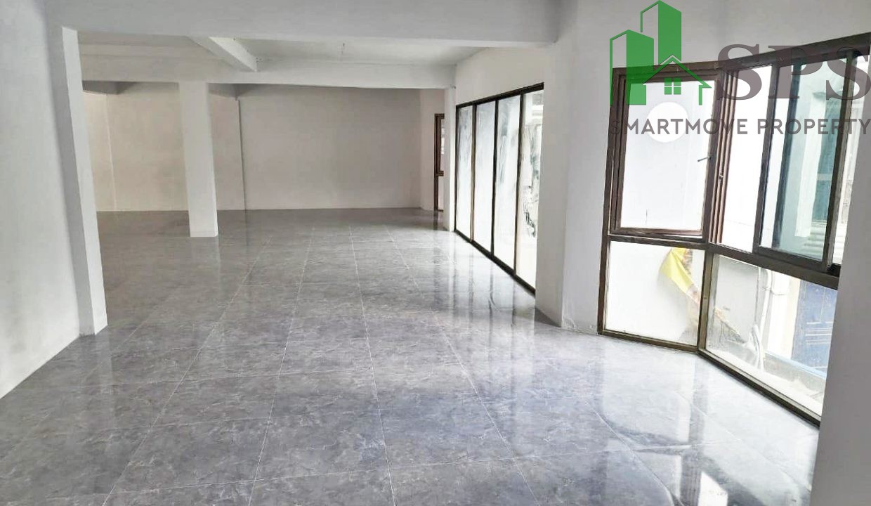 The floor for rent is at the One Oasis building. (SPSAM610) 04