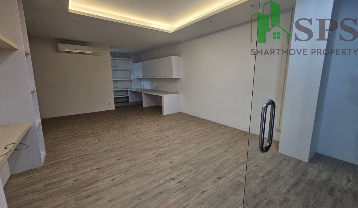 Office space for rent near BTS Udomsuk. (SPSAM776) (2)