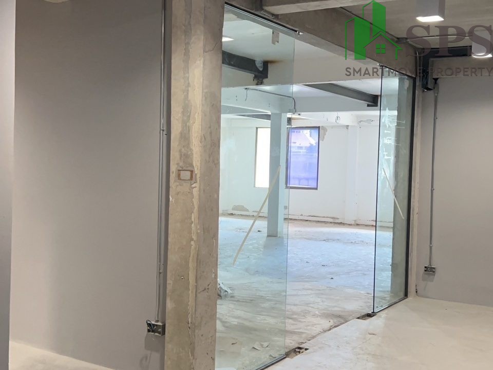 Space for rent in commercial buildings Located on Sukhumvit Road, near BTS Phrom Phong. (SPSAM786) 03