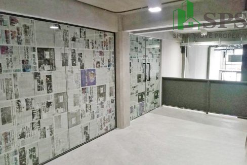 Space for rent in commercial buildings Located on Sukhumvit Road, near BTS Phrom Phong. (SPSAM786) 05