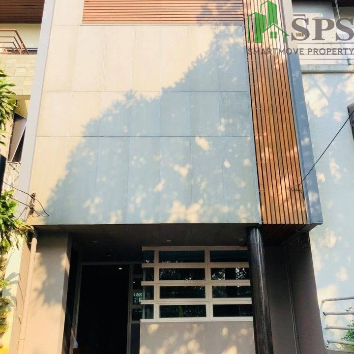 Home office for rent in Soi Ratchada 32. (SPSAM827) 01