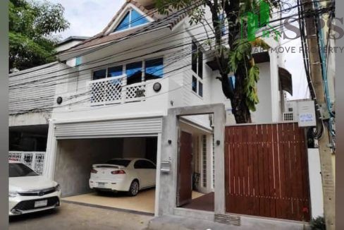 Semi-detached house for rent near Thonglor (SPSAM863) 01