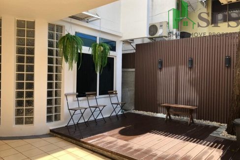 Semi-detached house for rent near Thonglor (SPSAM863) 03