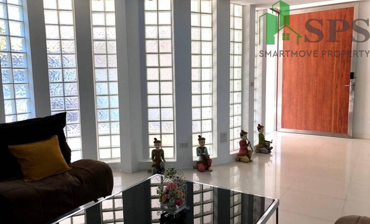 Semi-detached house for rent near Thonglor (SPSAM863) 09