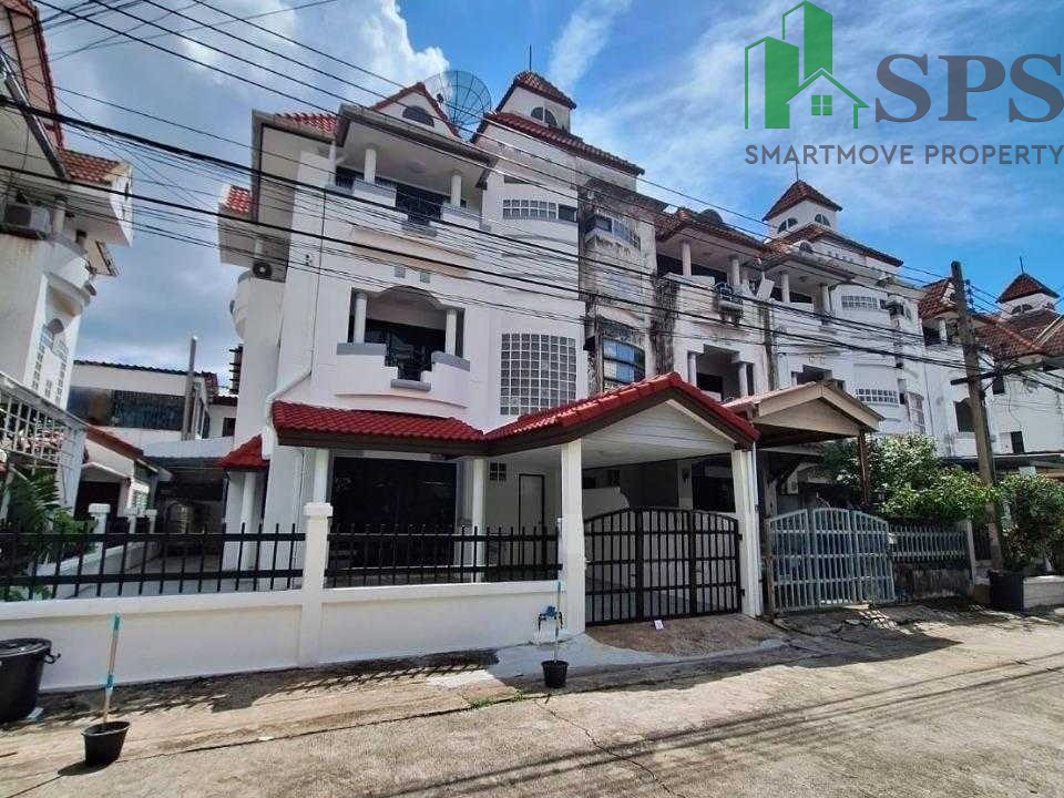Townhome for rent Located in Soi Sukhumvit 101-1 (SPSAM919) 01