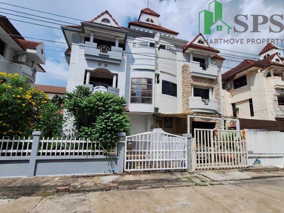 Townhome for rent in Soi Sukhumvit 101-1. (SPSAM921) 01