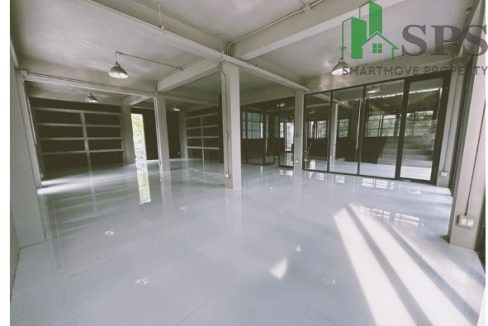 Building for rent in Ratchada, 1.5 kilometers from MRT Lat Phrao (SPSAM1178) 09