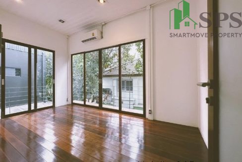 Building for rent in Ratchada, 1.5 kilometers from MRT Lat Phrao (SPSAM1178) 16