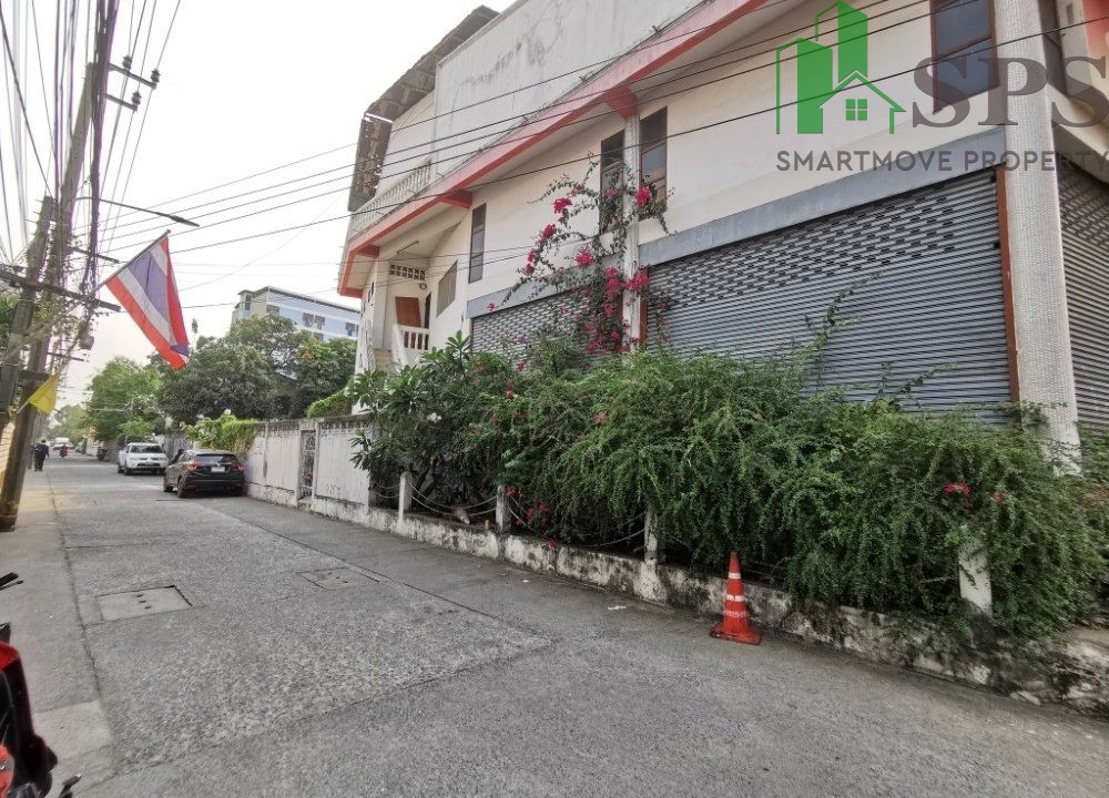Land and buildings for rent, next to the main road, Sukhumvit, Electricity Intersection (SPSAM1101) 04