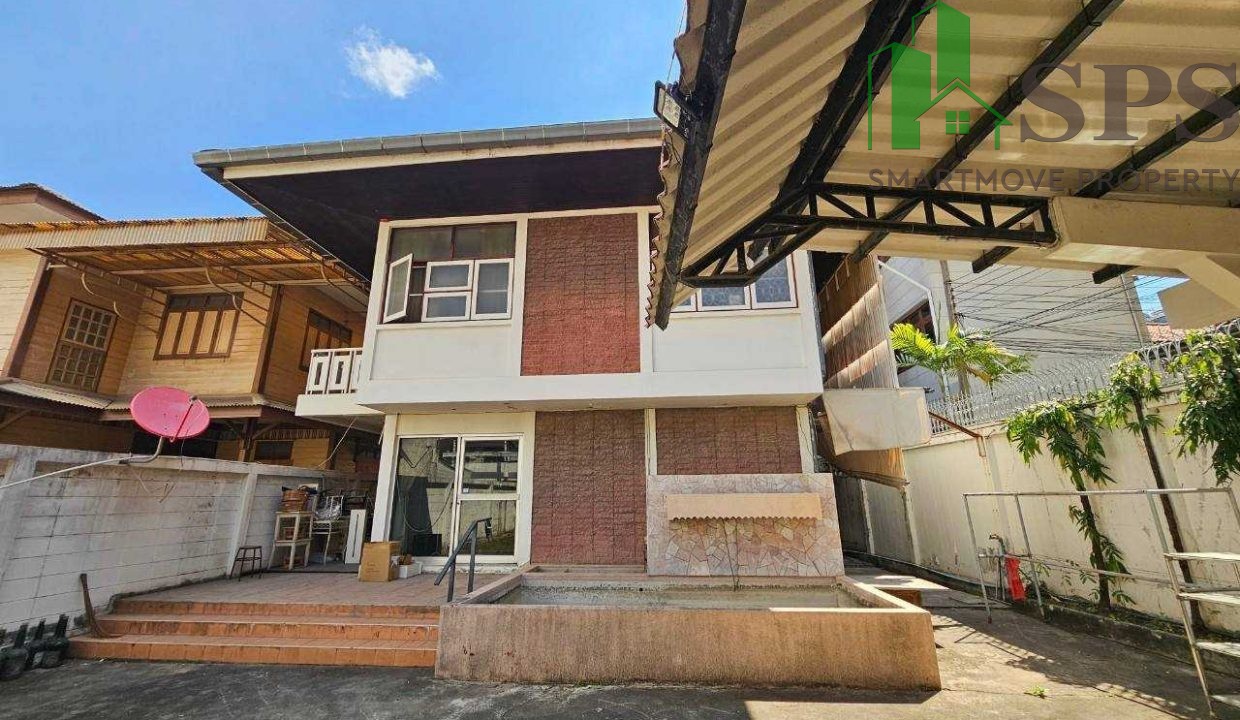 Detached house for rent at Soi Sathon 1 (SPSP525) 01