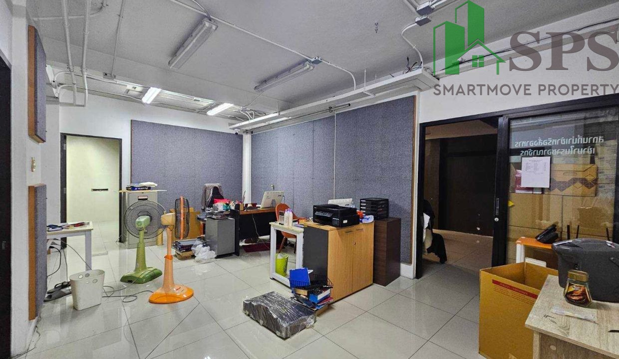 Office space for rent at the MCOT intersection, Thaweemit Soi 6 (SPSAM1328) 04