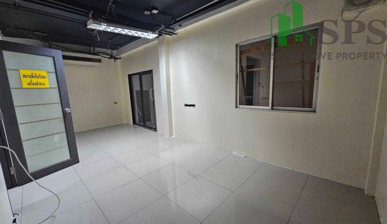 Office space for rent at the MCOT intersection, Thaweemit Soi 6 (SPSAM1328) 09