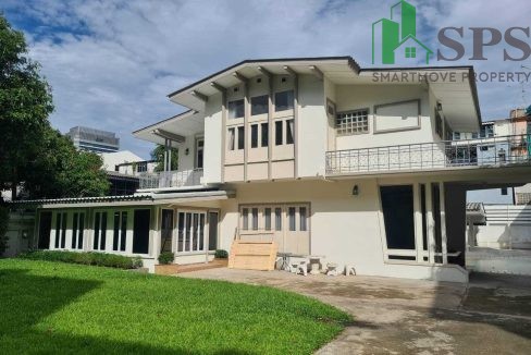 Single house for rent near BTS Phra Khanong (SPSAM1247) 01