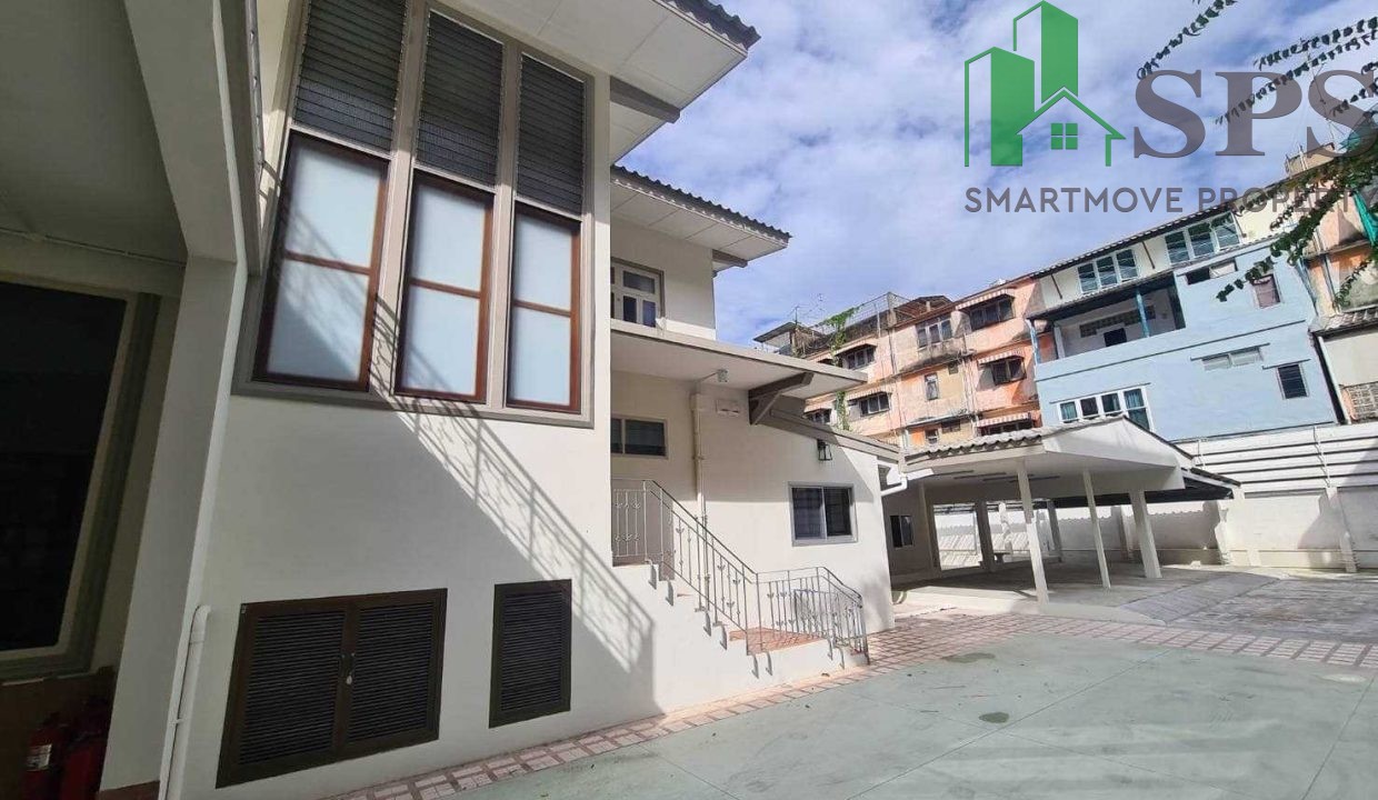 Single house for rent near BTS Phra Khanong (SPSAM1247) 02
