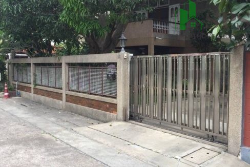 Single house for rent near BTS Ekkamai (SPSAM1423) 01