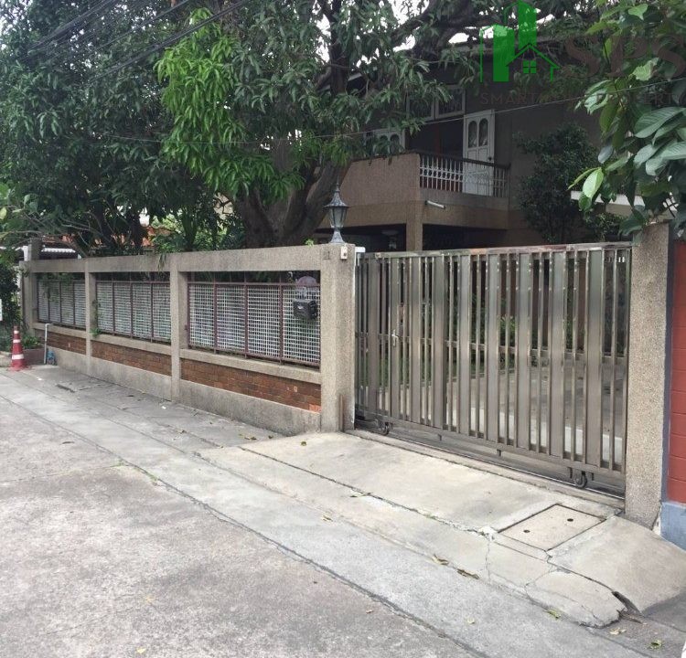 Single house for rent near BTS Ekkamai (SPSAM1423) 01