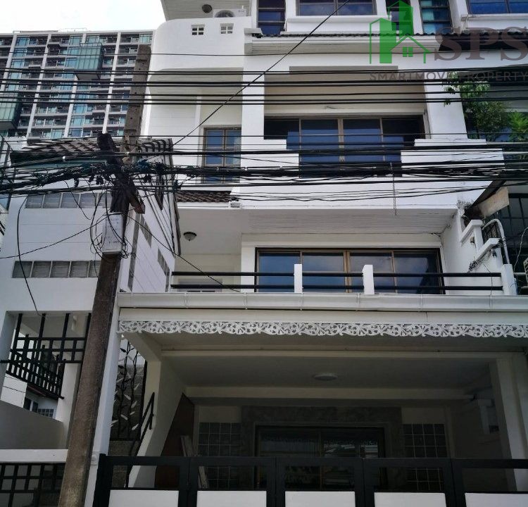 Townhome for rent near BTS Phrom Phong (SPSAM1366) 01