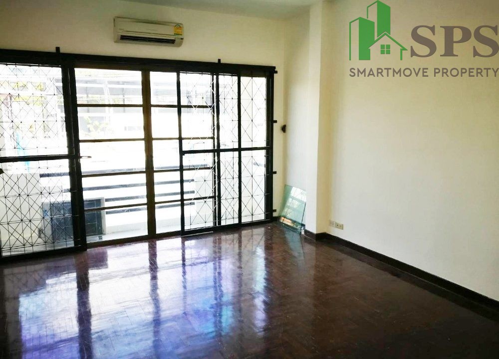 Townhome for rent near BTS Phrom Phong (SPSAM1366) 02