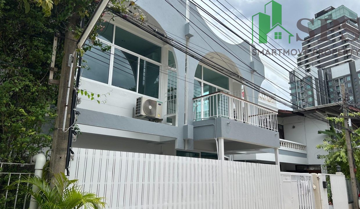House for rent Unfurnished Locatated in Sukhumvit 63 near BTS Ekkamai sutiable for cafe or home office ( SPSEVE009 ) 01
