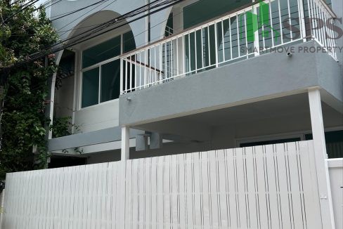 House for rent Unfurnished Locatated in Sukhumvit 63 near BTS Ekkamai sutiable for cafe or home office ( SPSEVE009 ) 02