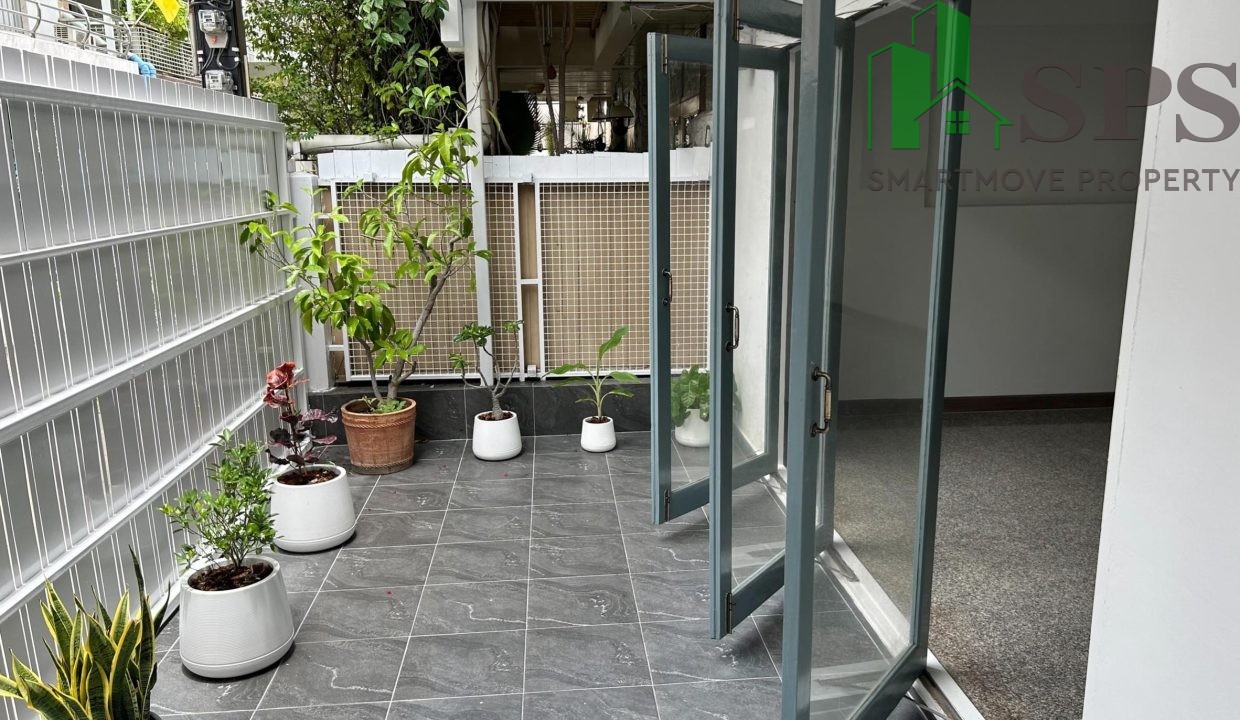 House for rent Unfurnished Locatated in Sukhumvit 63 near BTS Ekkamai sutiable for cafe or home office ( SPSEVE009 ) 06