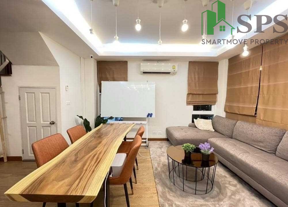 Townhouse for rent near MRT Ratchada ( SPSEVE093 ) 01